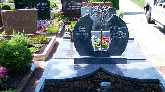 Familien-Gedenkstein aus blauem Granit, poliert mit Legensbaum in Bronze.