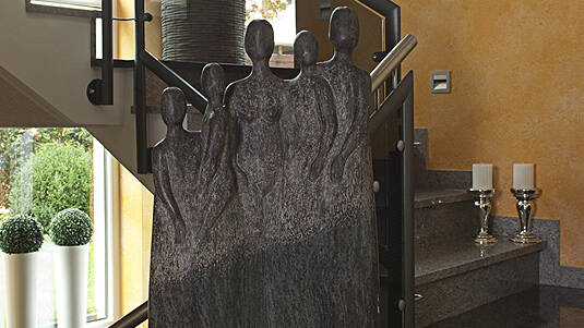 Individuell: Die Skulptur "Familie" aus dunklem Granit "Orion" für Ihr Treppenhaus.