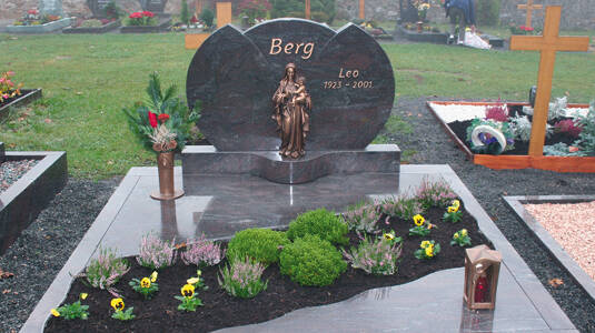 Familien-Grabstätte: Stein aus violettem Granit, poliert und Bronze Madonna.