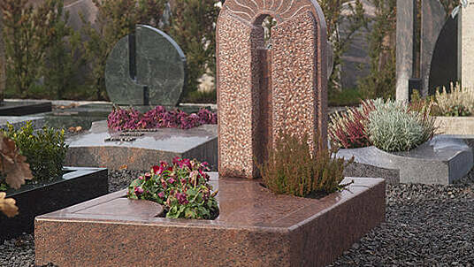 Unsere Grabausstellung mit vielen Beispielen für Urnen, Einzel- und Familiengedenksteinen.