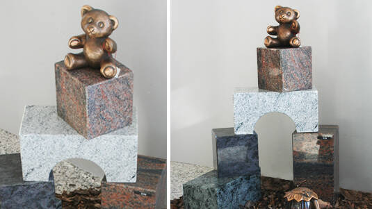 Gedenksteine in Form von "Bauklötzen" mit Bär in Bronze.