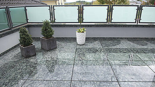 Hochwertige Terrassengestaltung mit poliertem Granit "Verde Olivo".