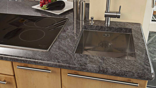 Küchenarbeitsplatte in besonders schön strukturiertem und polierten dunklen Granit "Orion".