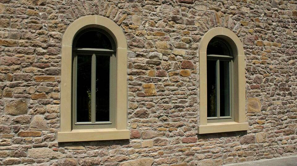 Rundbogenfenstern nach der Sandsteinrestauration