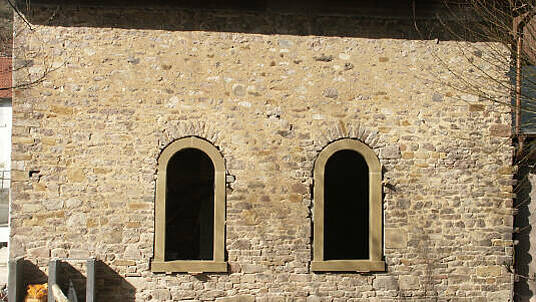 Sandsteinrestauration von Rundbogenfenstern für ein Gutshof.