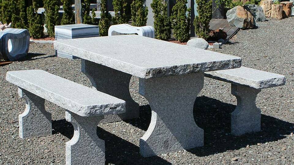 Gartenmöbel: Tisch und Bänke aus Tarn Granit