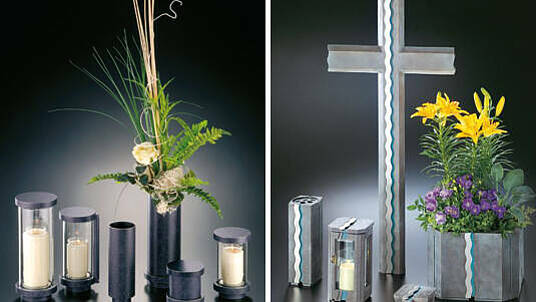 Grabschmuck: Grabschalen, Vasen, "Ewiges Licht" und Kreuz in Anthrazit- und Grautönen.