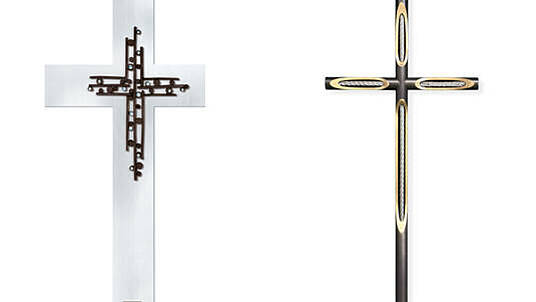 Wir bieten eine große Auswahl an klassischen und modernen Kreuzen zur Grabdekoration an.