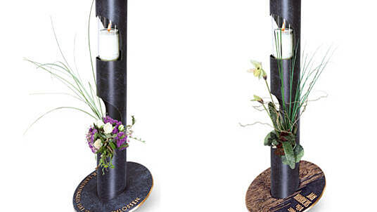 Die Ritualsäule verbindet auf elegante Weise Inschrift, Vase und "Ewiges Licht" in einer Form.